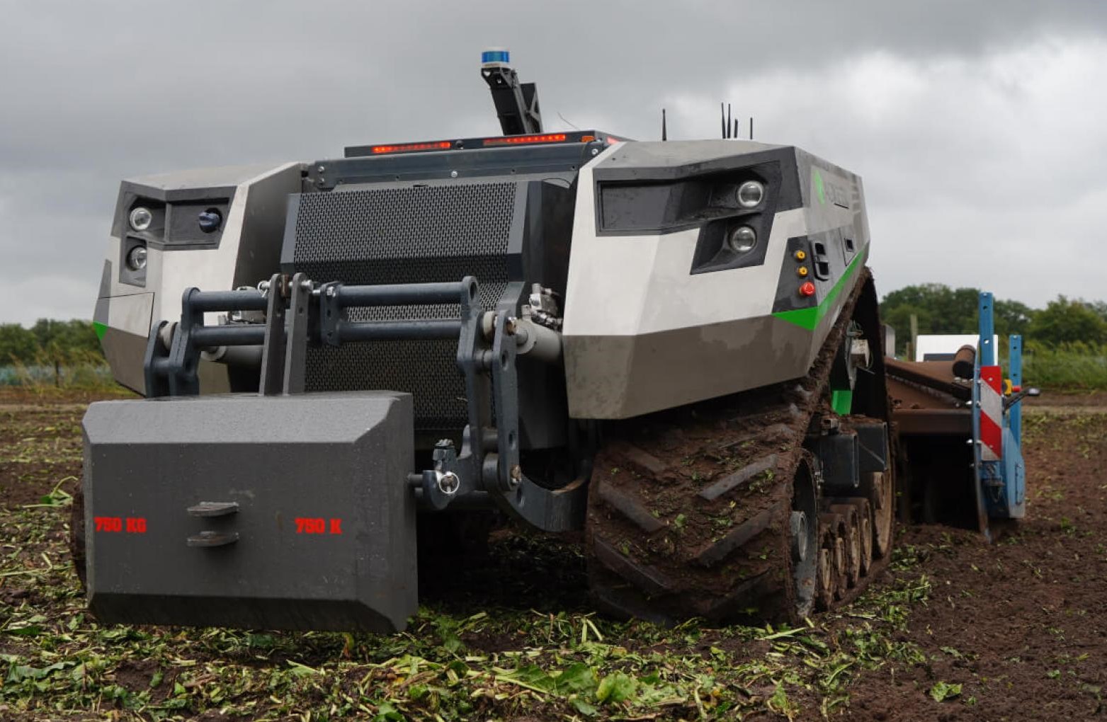 Vikšrinis autonominis AgBot – jau lauke