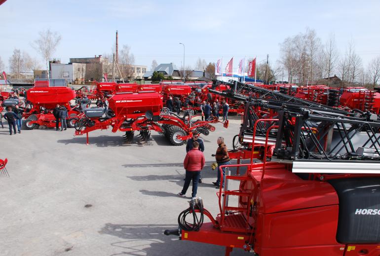 Mažoji Horsch naujovių Agritechnica – bendrovės Audrokesta kieme