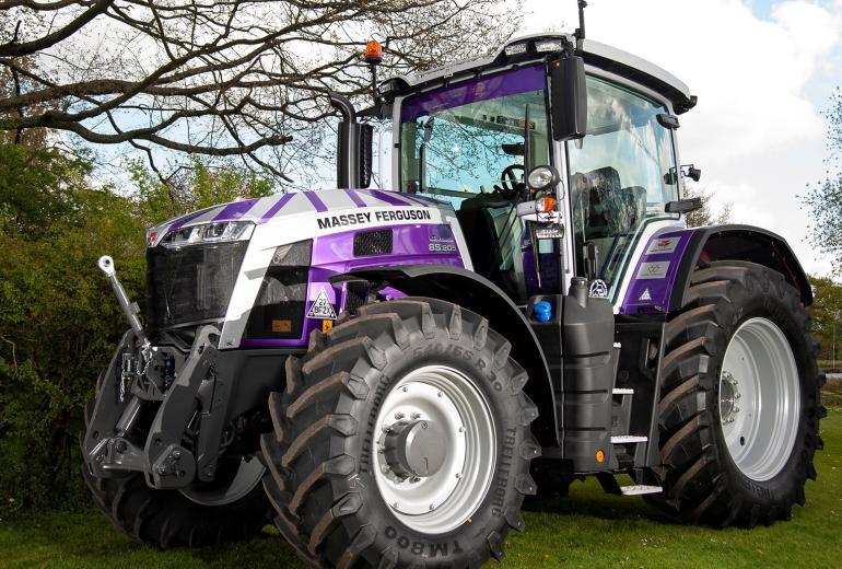 Monarchės platininio jubiliejaus proga – purpurinis Massey Ferguson 8S