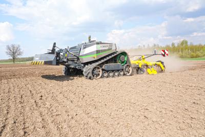 Pirmasis Baltijos šalyse žemės ūkio robotas pradėjo darbus Lietuvos laukuose