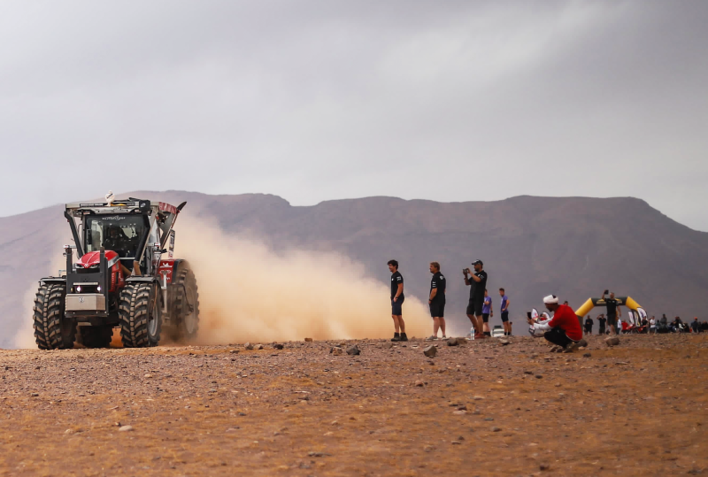 Pirmasis traktorius pasaulyje, įveikęs Morocco Desert Challenge – Massey Ferguson 8S