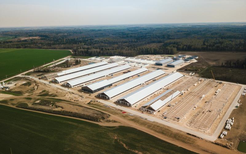 Pažymėta vieno moderniausių Europoje karvių fermų komplekso statybų pusiaukelė