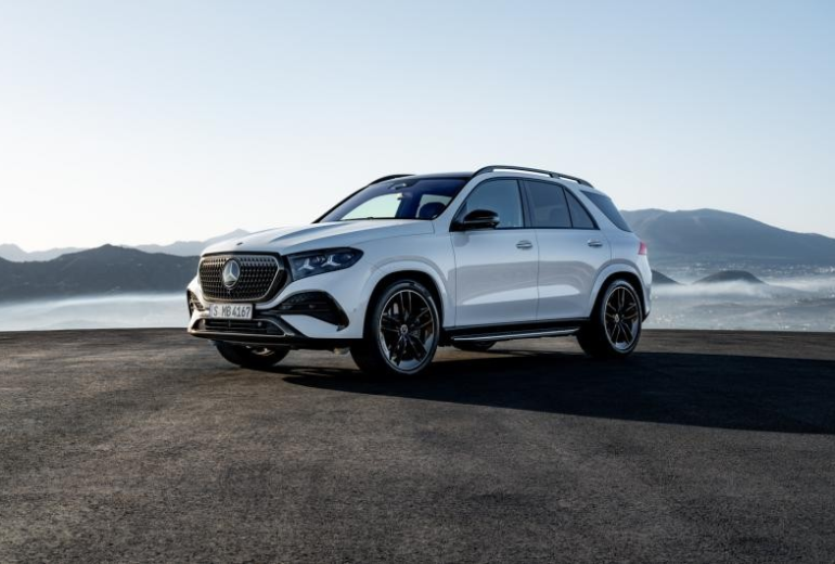 Mercedes-Benz performuoja didžiųjų SUV segmentą