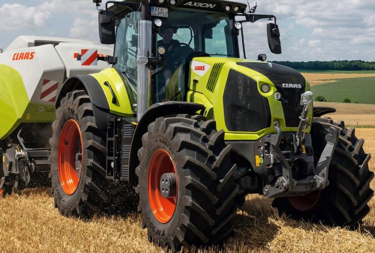 Claas Axion 800 – ekologiškai švaresni ir operatoriui patogesni