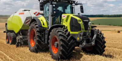 Claas Axion 800 – ekologiškai švaresni ir operatoriui patogesni