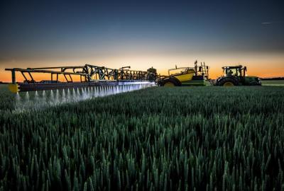 Didžiausias iš kada nors sukurtų prikabinamas John Deere R975i purkštuvas