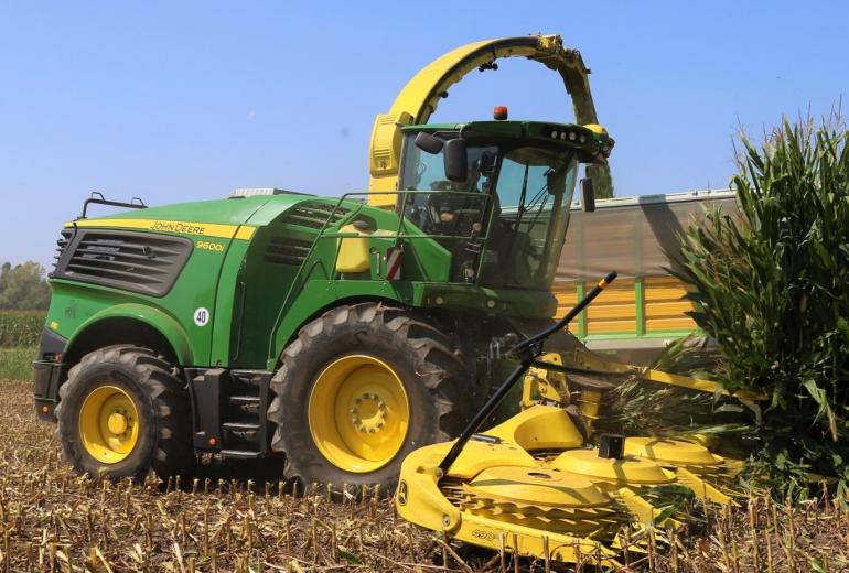 Atnaujintuose savaeigiuose John Deere pašarų smulkintuvuose – ne tik nauji varikliai