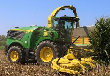 Atnaujintuose savaeigiuose John Deere pašarų smulkintuvuose – ne tik nauji varikliai