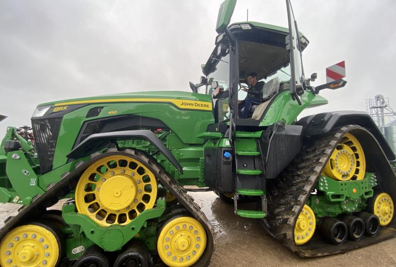 Pirmasis keturių vikšrų John Deere 8RX – į ekologinį šeimos ūkį