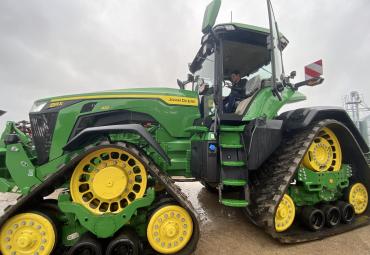 Pirmasis keturių vikšrų John Deere 8RX – į ekologinį šeimos ūkį