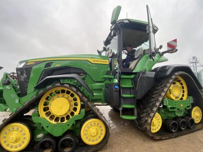 Pirmasis keturių vikšrų John Deere 8RX – į ekologinį šeimos ūkį