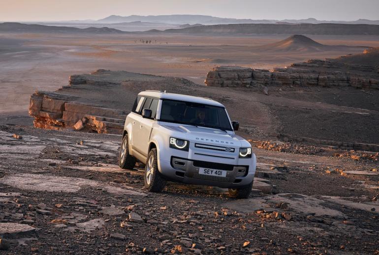 Land Rover pristatė aštuonvietį Defender