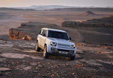 Land Rover pristatė aštuonvietį Defender