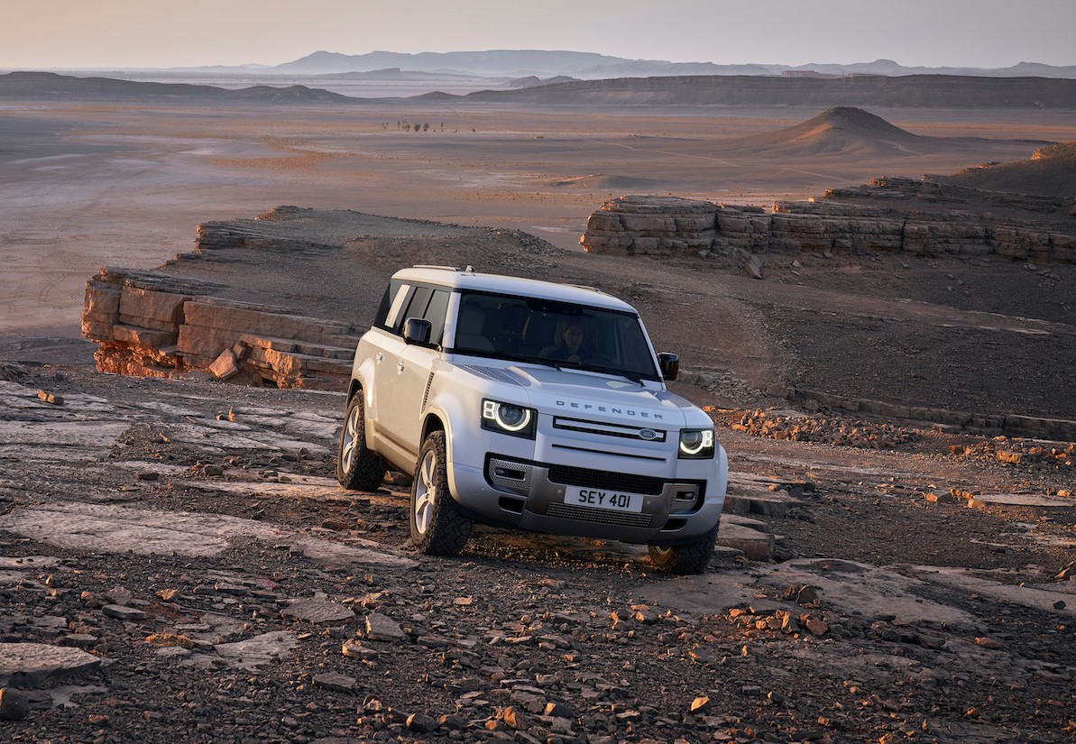 Land Rover pristatė aštuonvietį Defender