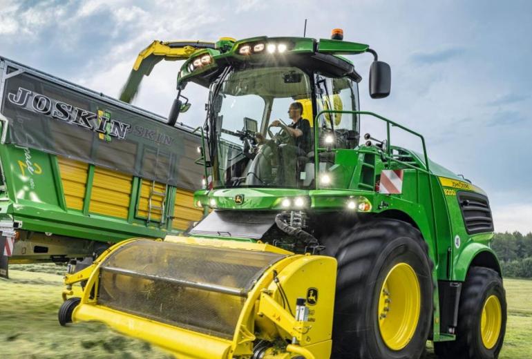 Daugiau galios John Deere pašarų ruošimo mašinoms