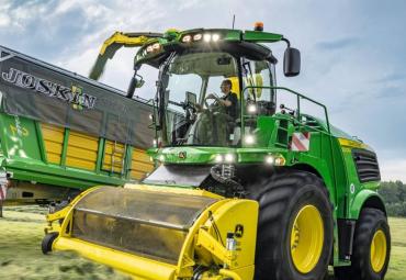 Daugiau galios John Deere pašarų ruošimo mašinoms