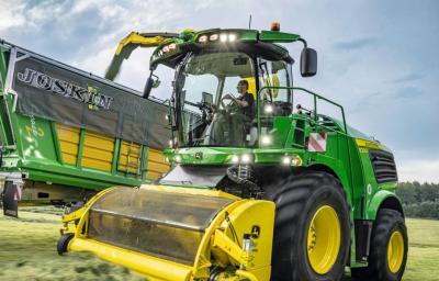 Daugiau galios John Deere pašarų ruošimo mašinoms