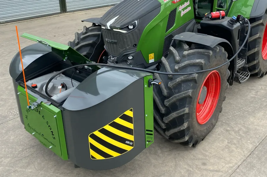 Priekinis balastinis svoris su integruotu degalų baku