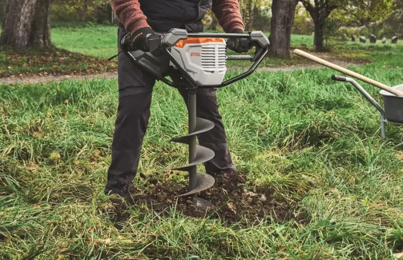 Pirmasis Stihl akumuliatorinis žemės grąžtas