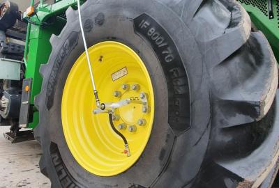 Traktoriaus padangų slėgį galima reguliuoti važiuojant