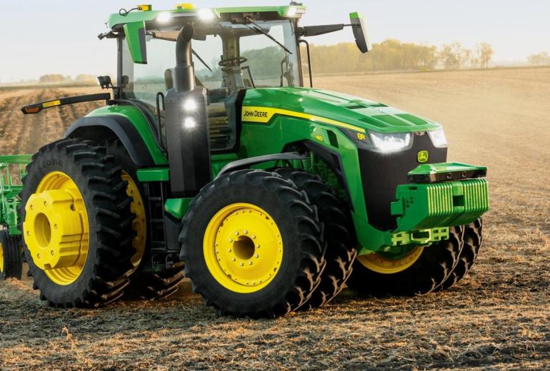 John Deere pristato visiškai autonominį traktorių