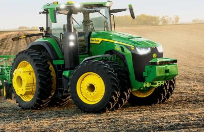 John Deere pristato visiškai autonominį traktorių