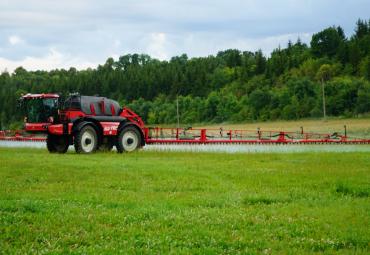 Pirmasis Baltijos šalyse išmanusis savaeigis purkštuvas Agrifac: atpažįsta ir naikina pasirinktas piktžoles