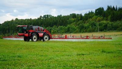 Pirmasis Baltijos šalyse išmanusis savaeigis purkštuvas Agrifac: atpažįsta ir naikina pasirinktas piktžoles