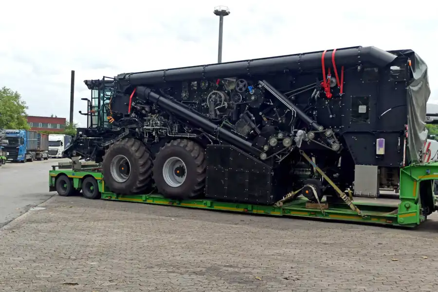 Prancūzijoje pastebėtas trijų ašių kombaino prototipas