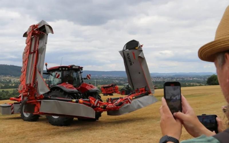 Kuhn pristato plačiausią pasaulyje pakabinamą žoliapjovę