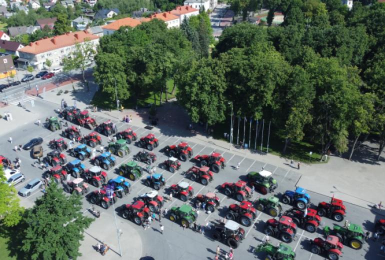 Kretingą sudrebino galingiausias traktorių paradas Lietuvoje
