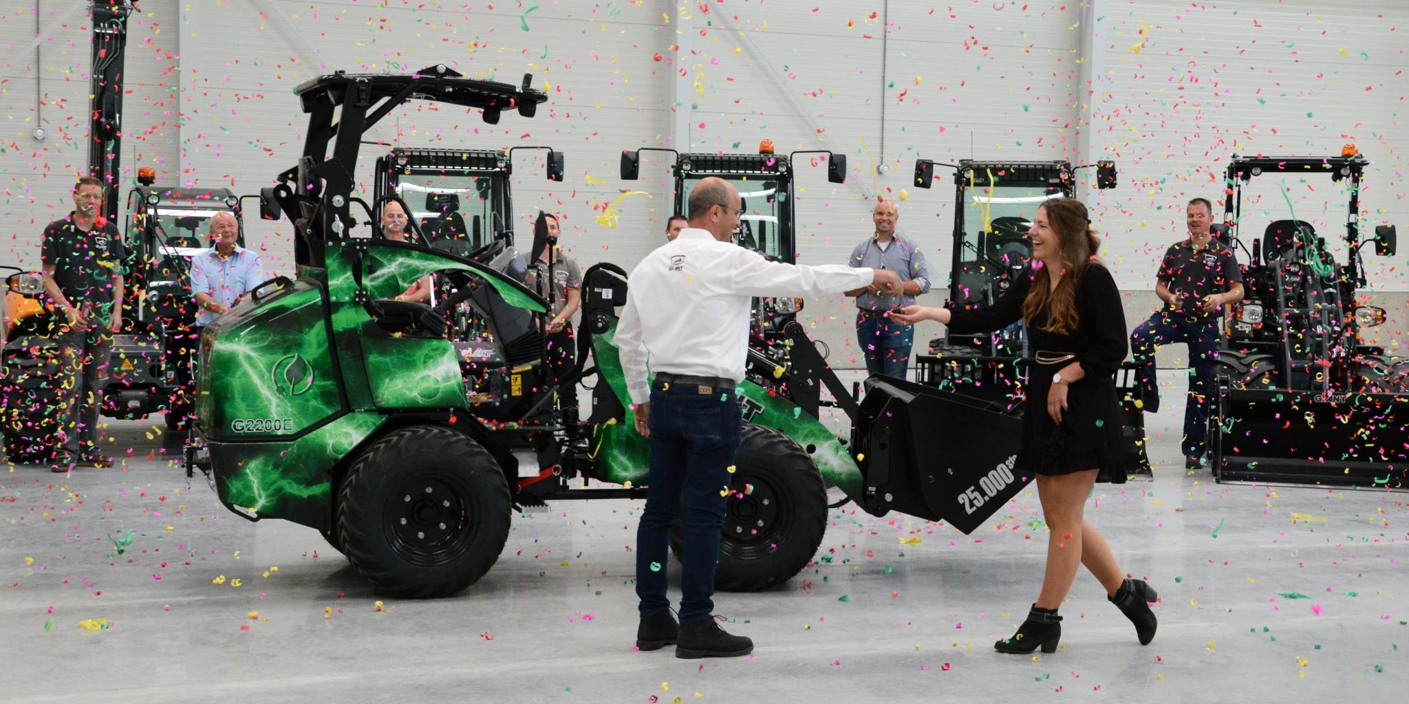 Iš gamyklos išriedėjo 25 000-asis Giant krautuvas