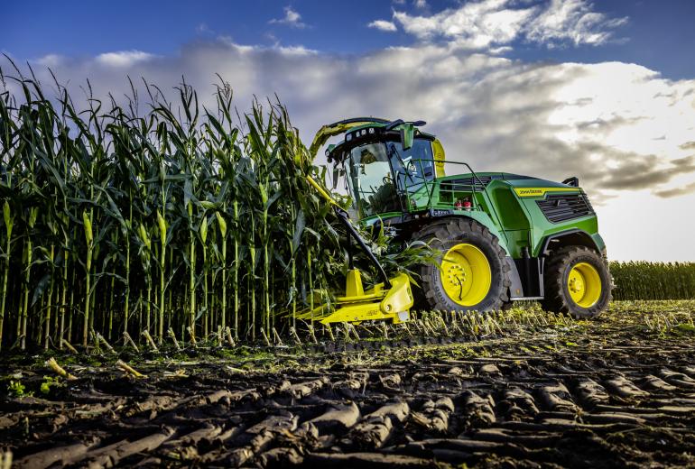 John Deere pristato naujus F8 ir F9 savaeigius pašarų smulkintuvus