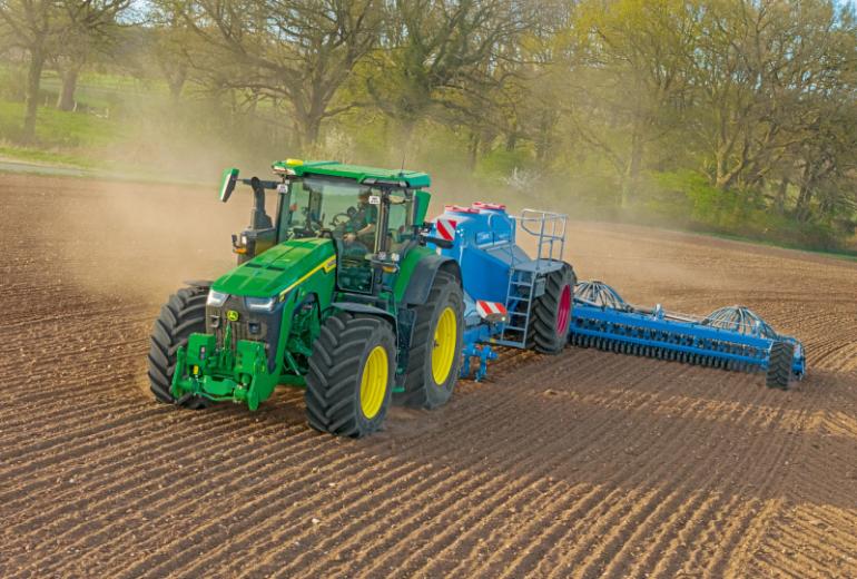 John Deere atnaujino 8R, 8RT ir 8RX traktorius: daugiau galios, komforto ir tikslaus ūkininkavimo sprendimų