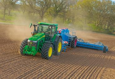 John Deere atnaujino 8R, 8RT ir 8RX traktorius: daugiau galios, komforto ir tikslaus ūkininkavimo sprendimų