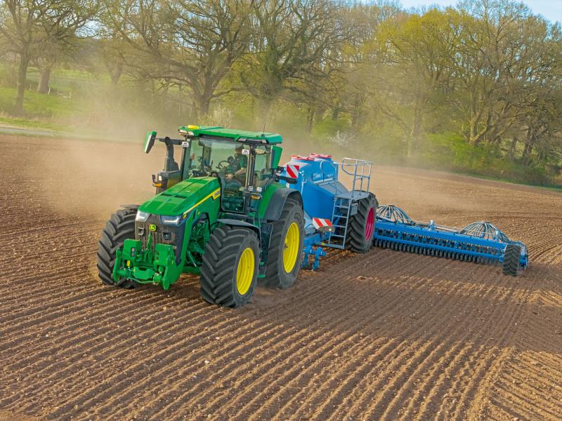 John Deere atnaujino 8R, 8RT ir 8RX traktorius: daugiau galios, komforto ir tikslaus ūkininkavimo sprendimų