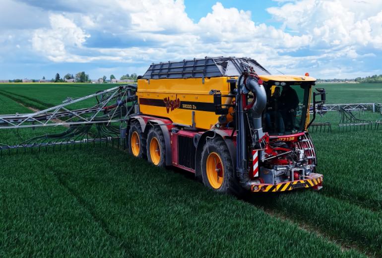 Dotnuva Baltic Lietuvos laukuose pristatė pirmąją savaeigę VREDO srutų išlaistymo mašiną