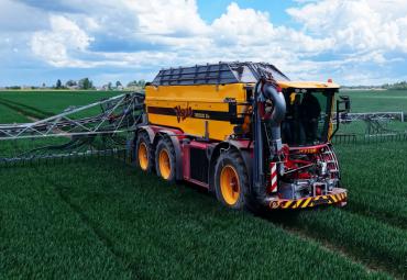 Dotnuva Baltic Lietuvos laukuose pristatė pirmąją savaeigę VREDO srutų išlaistymo mašiną