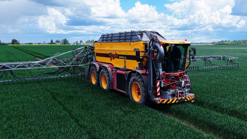 Dotnuva Baltic Lietuvos laukuose pristatė pirmąją savaeigę VREDO srutų išlaistymo mašiną