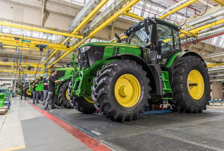 John Deere finansinius metus pradėjo pelningai