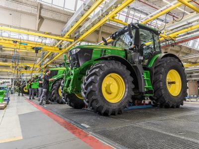 John Deere finansinius metus pradėjo pelningai