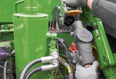 John Deere 8R traktoriams  – elektrinė bepakopė transmisija