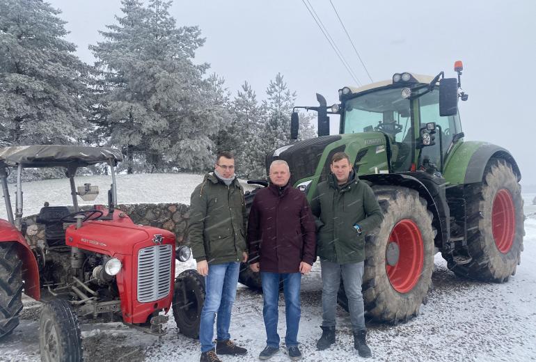 Racionaliai atrinktos technikos kieme Puidokai didžiuojasi dviem istoriniais traktoriais