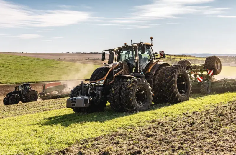 Bepakopės transmisijas Valtra gamina pati jau ir galingesniems traktoriams