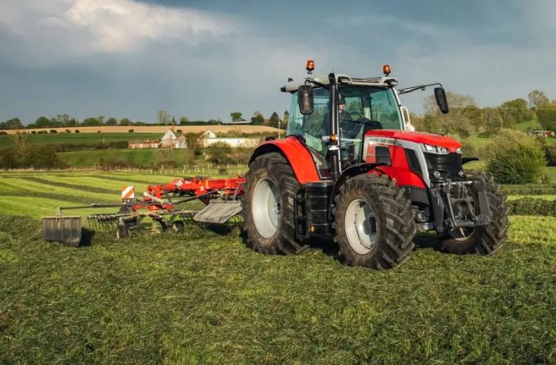 Massey Ferguson kuria vandeniliu varomą traktorių
