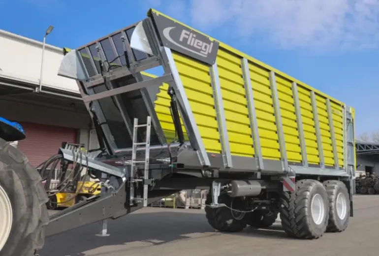 Mažesnis Fliegl savikrovių pašarų priekabų modelis