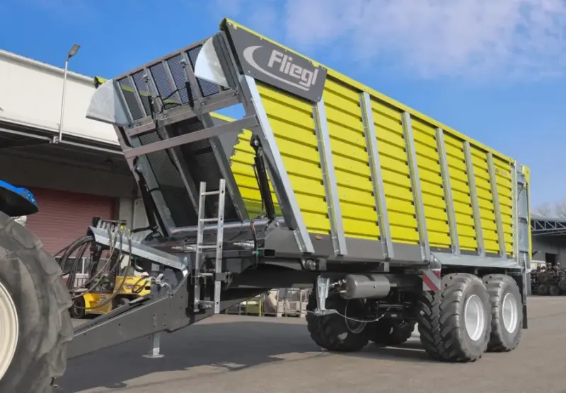 Mažesnis Fliegl savikrovių pašarų priekabų modelis