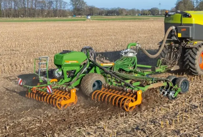 Amazone pristato Catros su srutų skirstytuvu: vienu važiavimu – ir tręšimas, ir dirvos paruošimas,  ir sėja