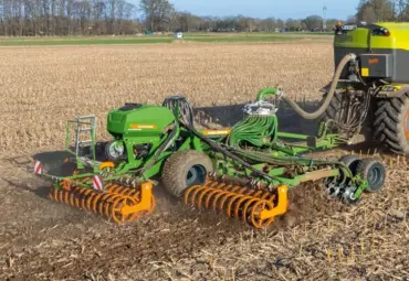 Amazone pristato Catros su srutų skirstytuvu: vienu važiavimu – ir tręšimas, ir dirvos paruošimas,  ir sėja