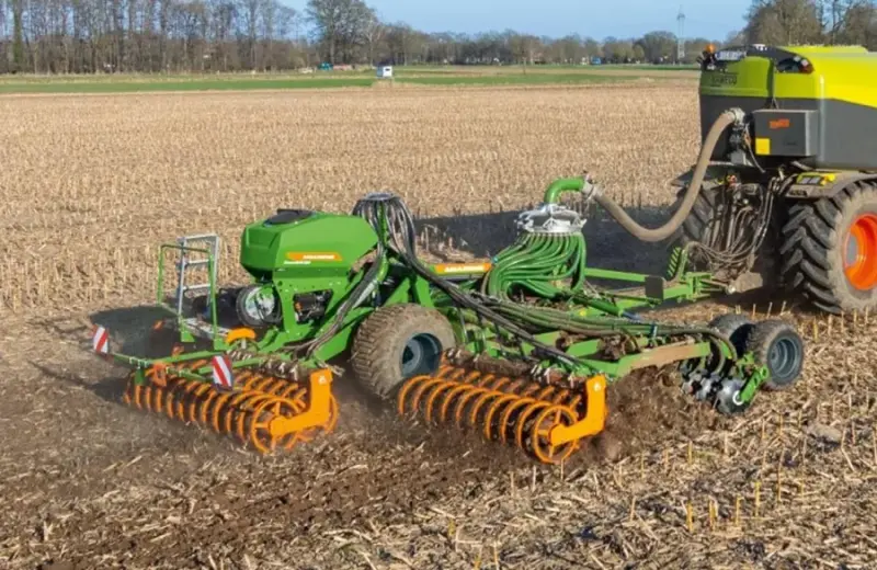 Amazone pristato Catros su srutų skirstytuvu: vienu važiavimu – ir tręšimas, ir dirvos paruošimas,  ir sėja